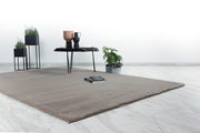 Emotion 500 — Taupe · Hoogpolig vloerkleed — sfeerfoto