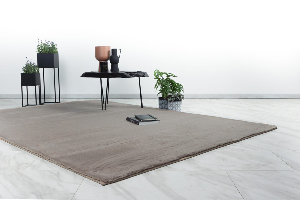 Emotion 500 — Taupe · Hoogpolig vloerkleed — sfeerfoto