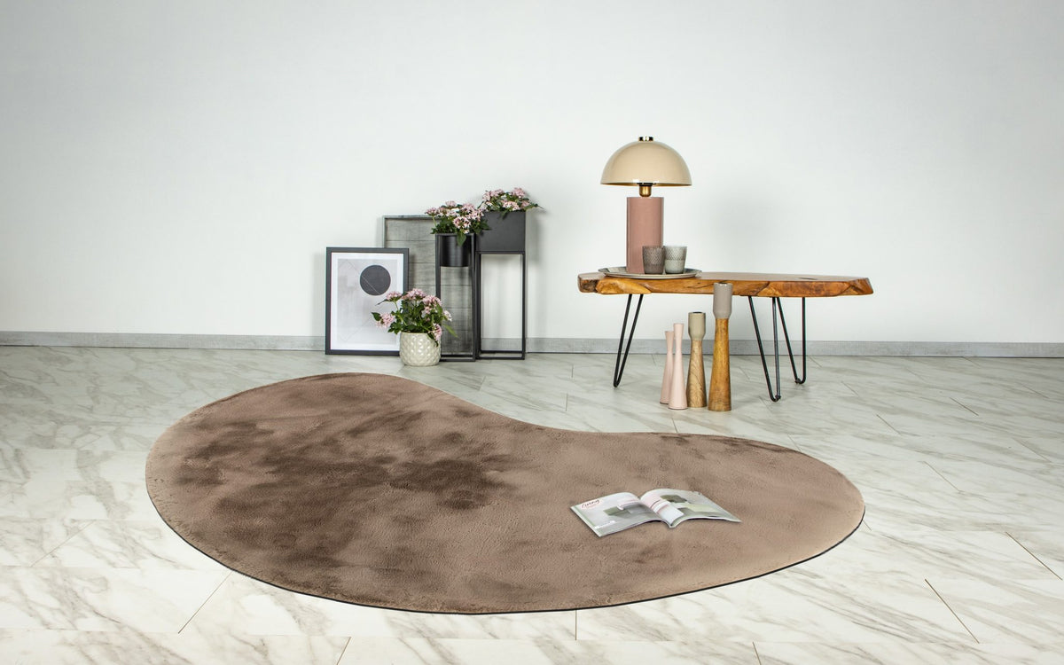 Heaven 900 — Taupe · Hoogpolig vloerkleed — sfeerfoto