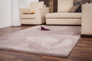 Velvet 500 — Beige · Hoogpolig vloerkleed — sfeerfoto
