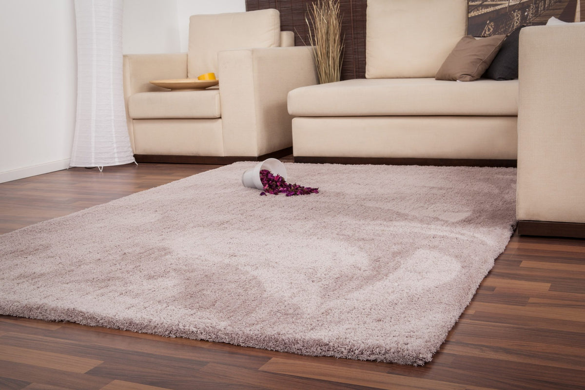 Velvet 500 — Beige · Hoogpolig vloerkleed — sfeerfoto